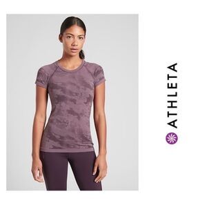 Athleta Momentum Camo Tee Size Large Short Sleeve  Lilac Mauve